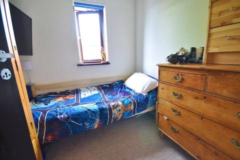 10 Broadmead, Horley, RH6 9XB