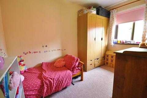 10 Broadmead, Horley, RH6 9XB