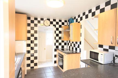 3 bedroom semi-detached house to rent, Rookery Crescent, Dagenham