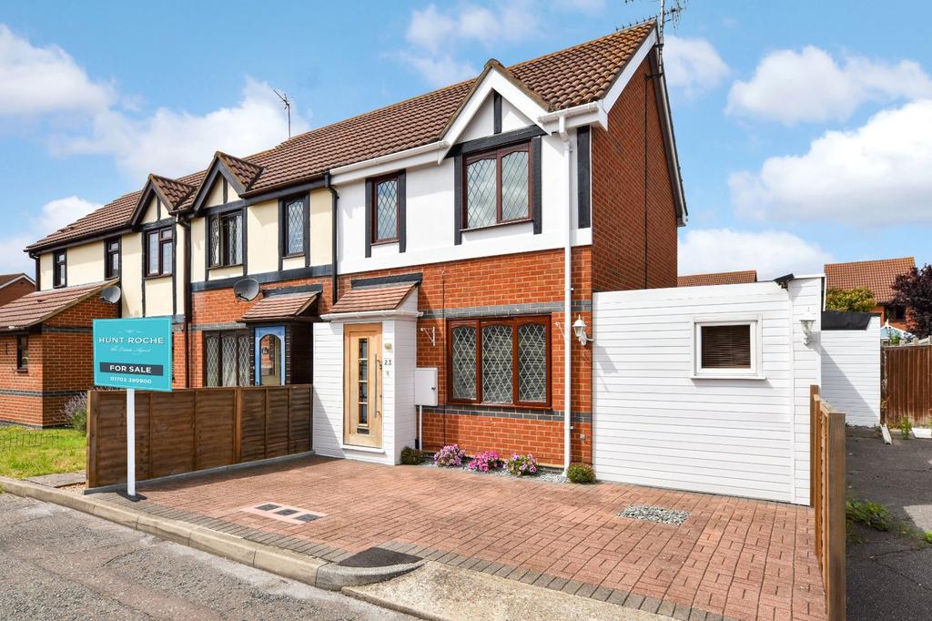 Cookham Court, North Shoebury, Essex... 2 bed end of terrace house £