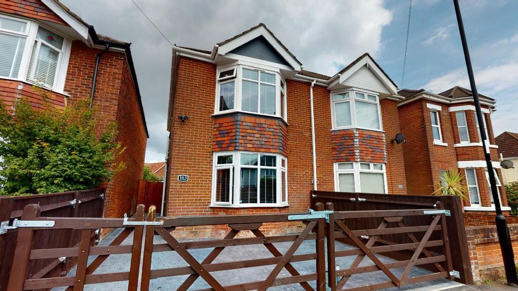 Radstock Road, Southampton, SO19 3 bed semidetached house £360,000