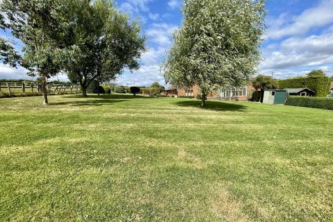 3 bedroom detached bungalow to rent, Old Epperstone Road, Lowdham, Nottingham