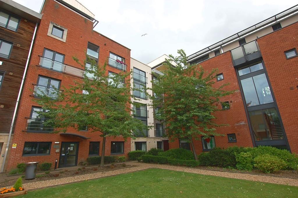 Chapelfield Gardens, Coburg Street... 1 bed apartment £850 pcm (£196 pw)