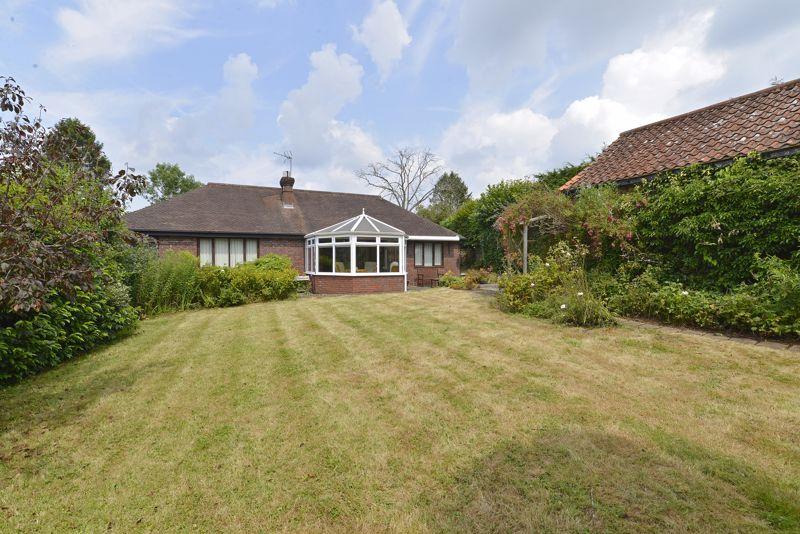Cranleigh Road, Ewhurst 3 bed detached bungalow £700,000