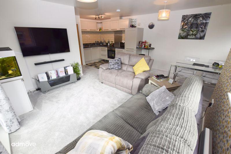 Carrington Lane, Sale, M33 5UN 2 bed apartment £179,995