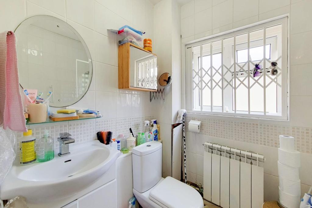 5 Bathroom-0.jpg
