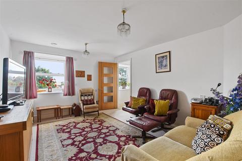 2 bedroom apartment for sale - Peel Court, College Way, Welwyn Garden City, Hertfordshire, AL8 6DG