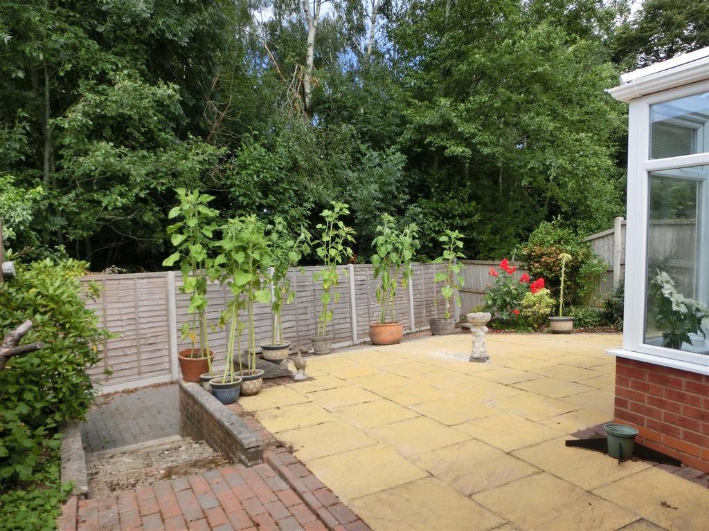 Laburnum Close 30 garden.jpg