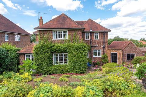 68 Manor Way, Guildford, GU2 7RR