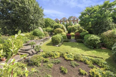 68 Manor Way, Guildford, GU2 7RR