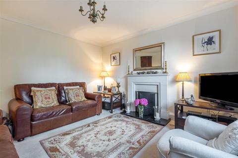 68 Manor Way, Guildford, GU2 7RR