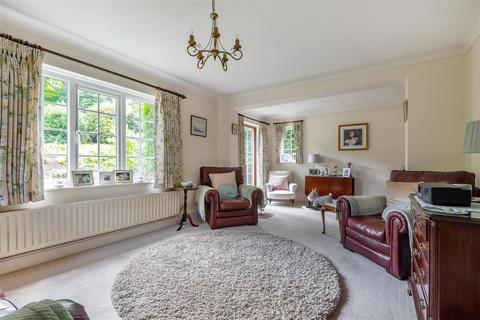 68 Manor Way, Guildford, GU2 7RR