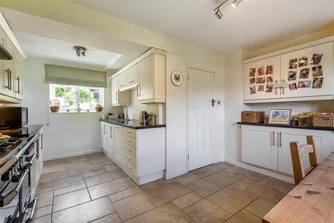 68 Manor Way, Guildford, GU2 7RR