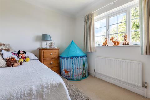 68 Manor Way, Guildford, GU2 7RR