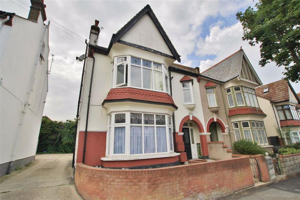 Leigh Hall Road, Leigh On Sea, Essex 1 bed flat £290,000