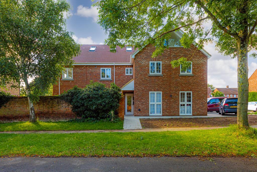 Whitmores Close, Epsom 2 bed flat £435,000