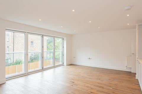 3 Whitmores Close, Epsom, KT18 7JY