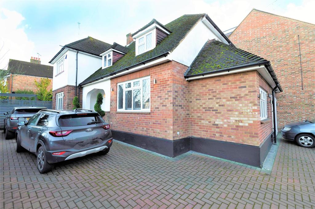 Upper Station Road, Radlett 4 bed detached house £1,100,000