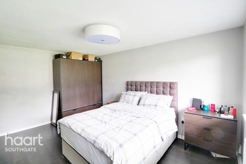 159 The Vale, London, N14 6BA