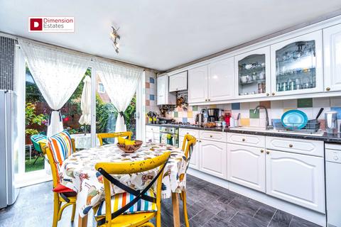 6 Lyneham Walk, London, E5 0HX