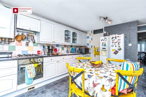6 Lyneham Walk, London, E5 0HX