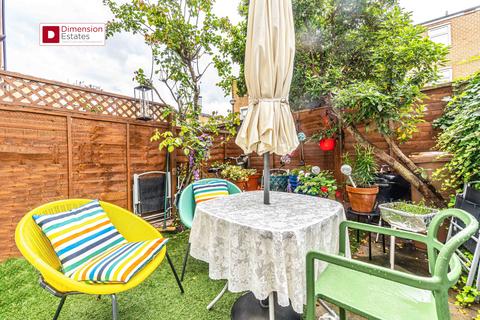 6 Lyneham Walk, London, E5 0HX