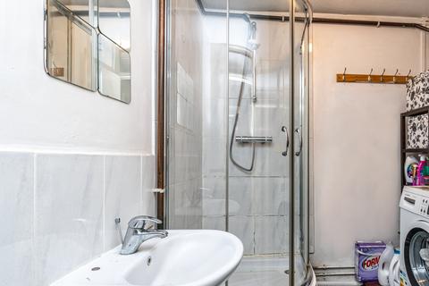 6 Lyneham Walk, London, E5 0HX