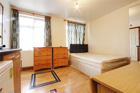 Studio to rent, Hamilton Avenue, London, N9