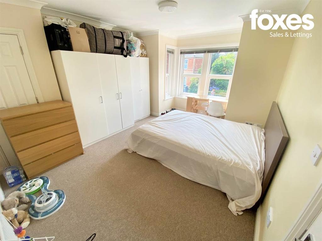 17 Kemp Road, Winton, Bournemouth 2 bed flat £185,000