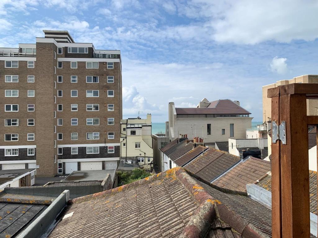 Kings Esplanade, Hove 2 bed flat £2,500 pcm (£577 pw)
