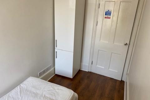 1 bedroom in a house share to rent, Marchwood Crescent, Ealing, W5