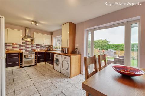98 Brundall Oval, Stoke-on-trent, ST2 0PB