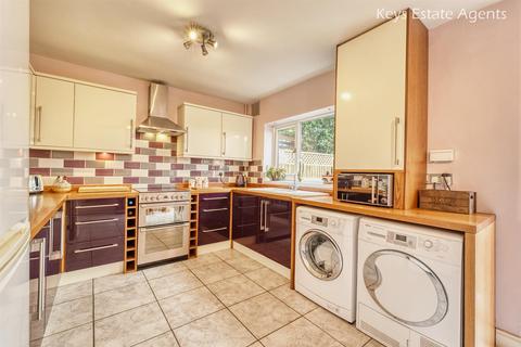 98 Brundall Oval, Stoke-on-trent, ST2 0PB