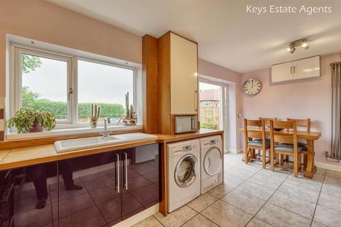 98 Brundall Oval, Stoke-on-trent, ST2 0PB