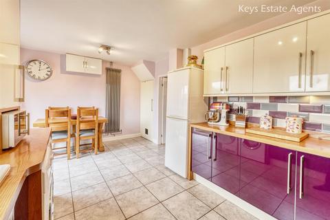 98 Brundall Oval, Stoke-on-trent, ST2 0PB