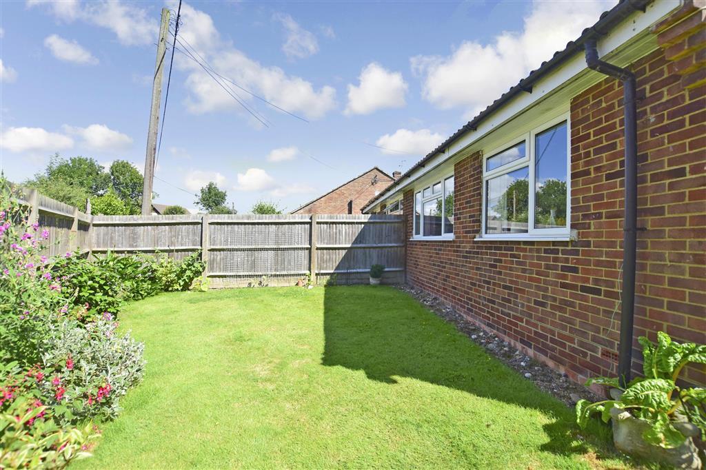 Village Way, Hamstreet, Ashford, Kent 2 bed semidetached bungalow £