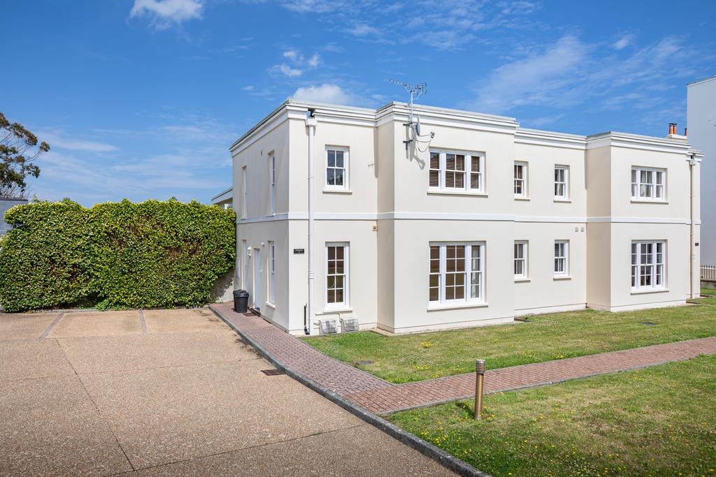 Queens Road, St. Peter Port, Guernsey 2 bed ground floor flat £1,600