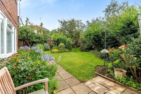 34 Kelvedon Close, Kingston Upon Thames, KT2 5LG