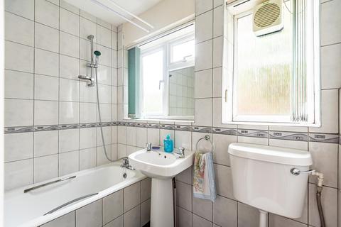 34 Kelvedon Close, Kingston Upon Thames, KT2 5LG