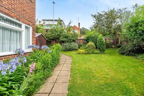 34 Kelvedon Close, Kingston Upon Thames, KT2 5LG