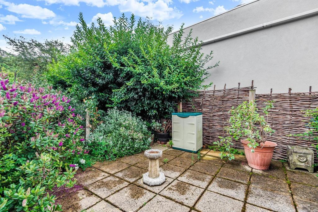 Kelvedon Close, Kingston Upon Thames, KT2 2 bed £450,000