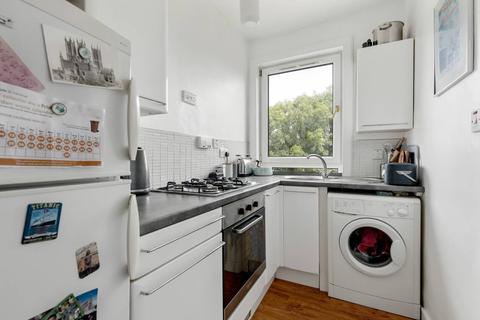 38/2 Restalrig Square, Edinburgh, EH7 6EZ