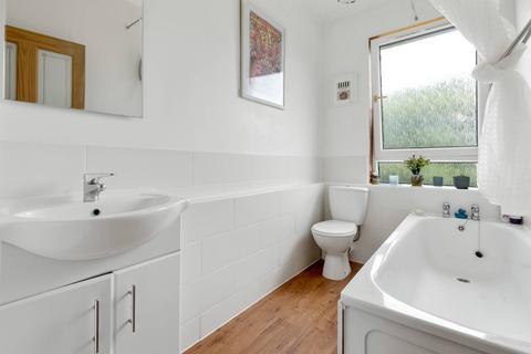 38/2 Restalrig Square, Edinburgh, EH7 6EZ