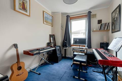 38/2 Restalrig Square, Edinburgh, EH7 6EZ