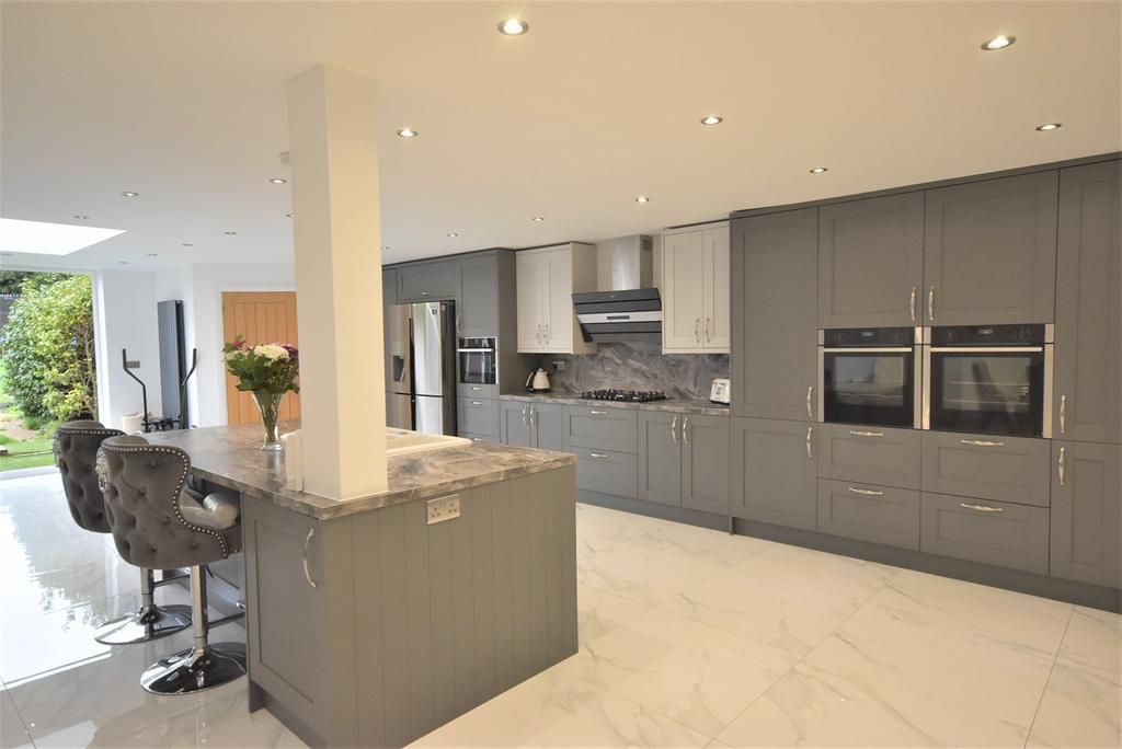 Giffords Cross Road, Corringham, StanfordleHope, SS17 3 bed end of