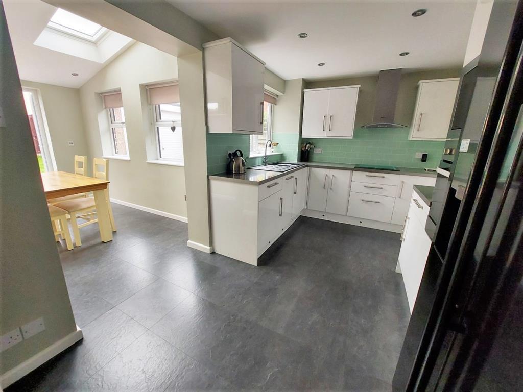 Pembroke Crescent, High Green... 3 bed semidetached house £190,000