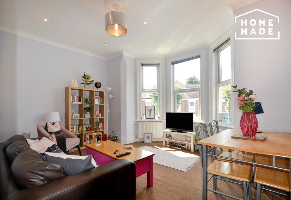 Blenheim Gardens, Willesden Green, NW2 3 bed flat £2,000 pcm (£462 pw)