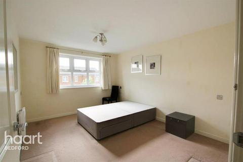 2 bedroom flat to rent, Crowe Road, Bedford