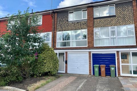 3 Hollymead, Carshalton, SM5 2NT
