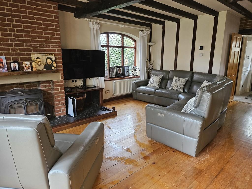 Fordbridge Road, SunburyonThames 4 bed detached house £950,000